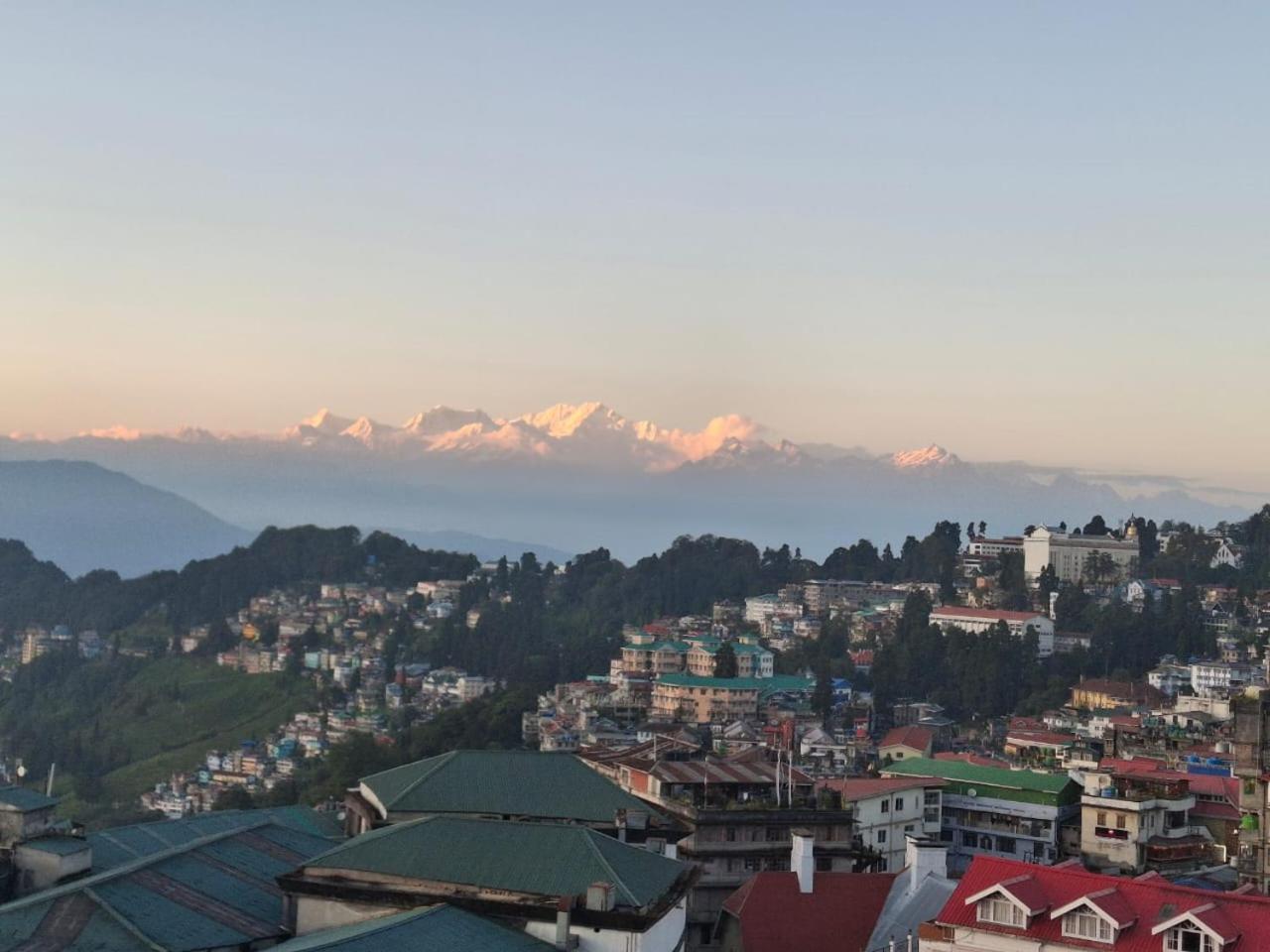 Monratino Himadrie -2 Mins Walk From Mall Road - All Rooms Have Kanchenjunga Mountain View Darjeeling  Esterno foto